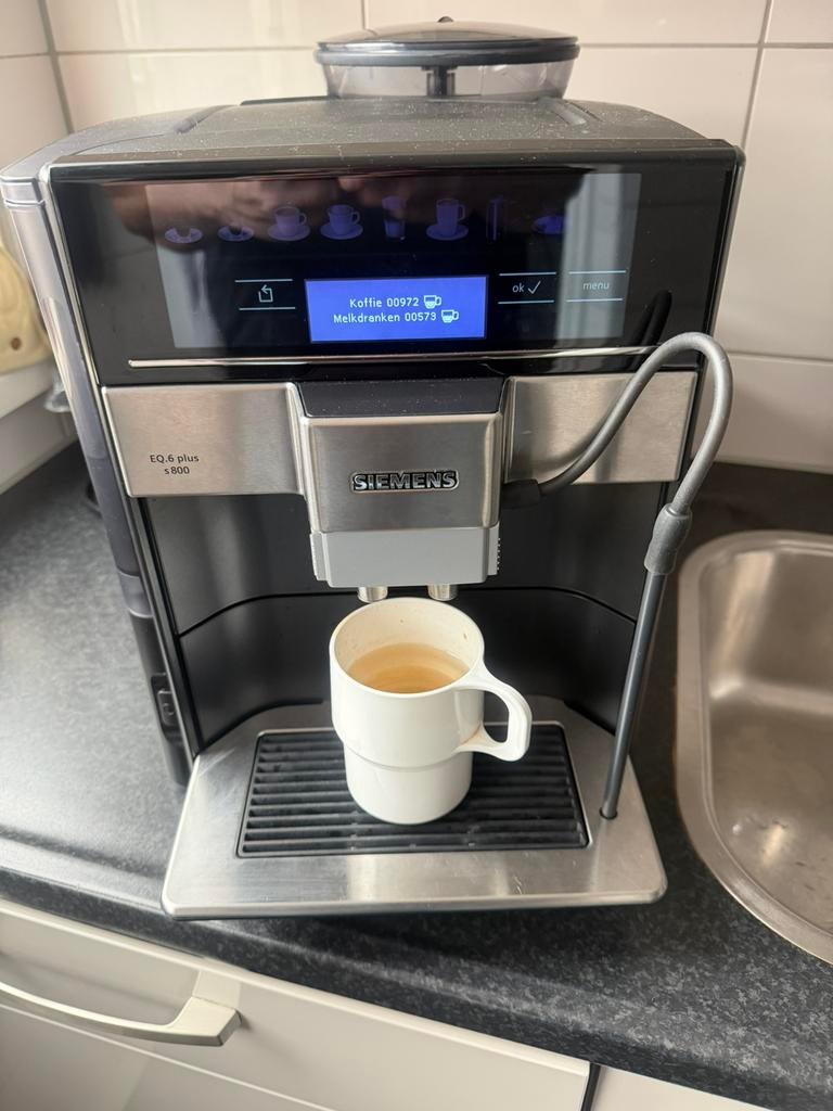 Siemens EQ 6 Plus S800, Stoompijpje, Espresso apparaat, Zo goed als nieuw, 2 tot 4 kopjes