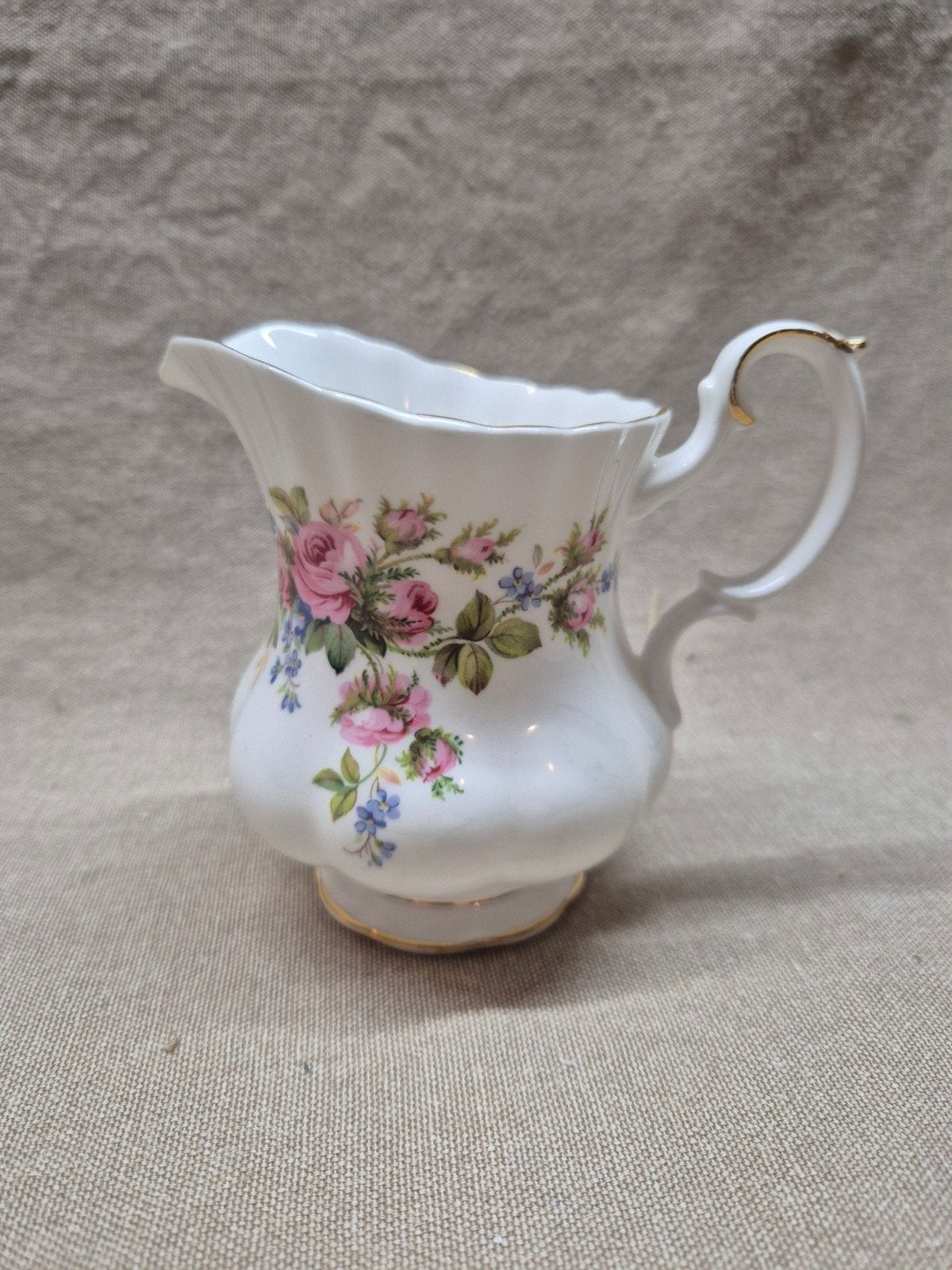 melkkannetje moss rose van royal albert, Verzamelen, Ophalen of Verzenden, Zo goed als nieuw, Porselein, Overige typen