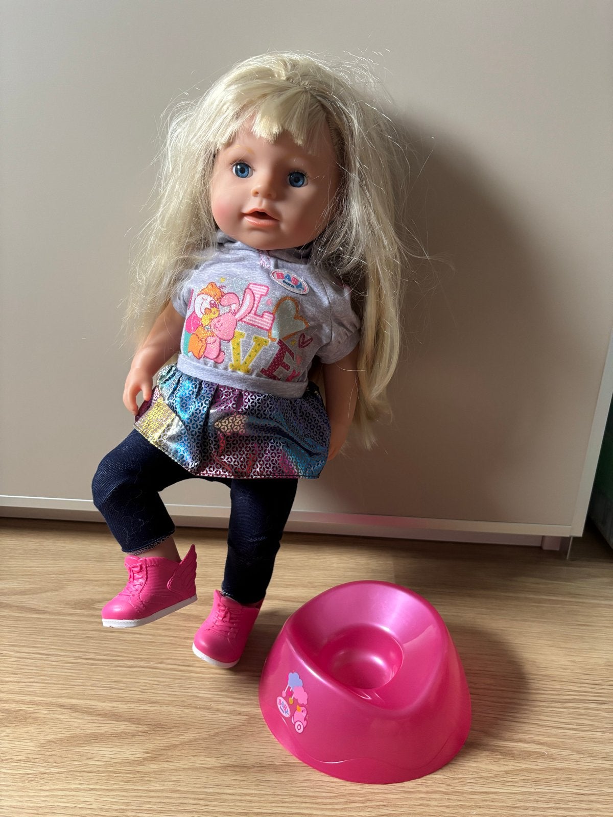 Baby Born pop met blond haar en potje, Kinderen en Baby's, Speelgoed | Poppen, Ophalen of Verzenden, Zo goed als nieuw, Babypop