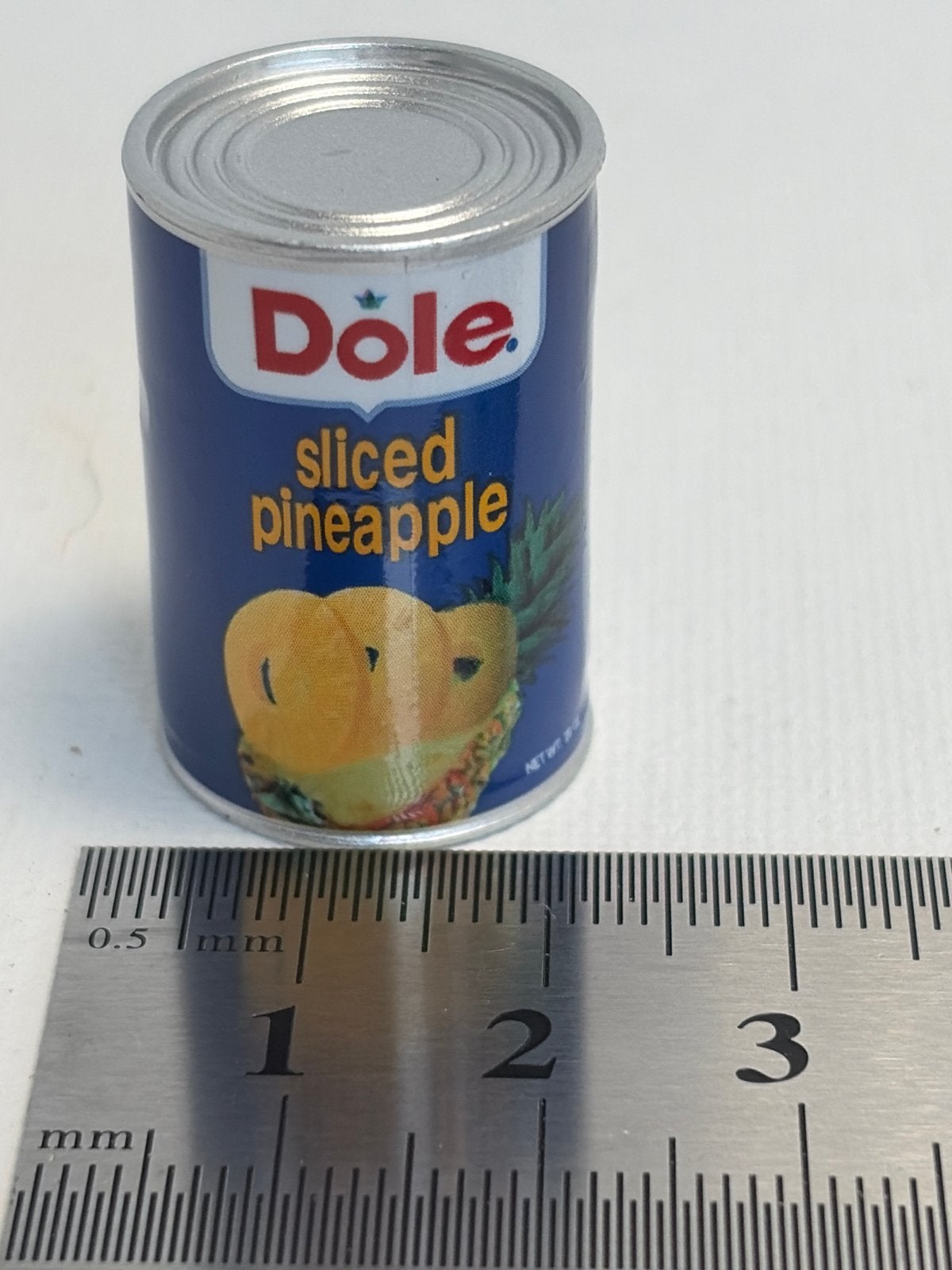 Miniatuur blikje Dole gesneden ananas - Poppenhuis accessoir, Ophalen of Verzenden, Zo goed als nieuw