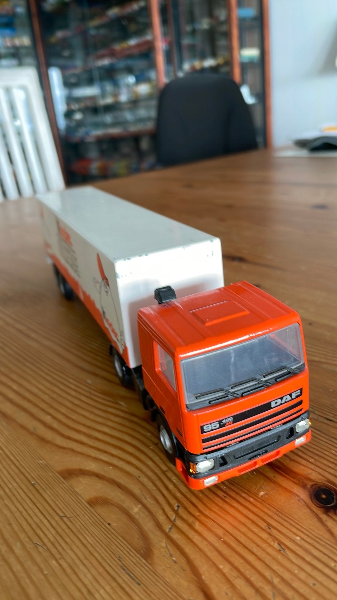Daf 95 400 Ati truck met oplegger “Kinder Surprise “, Ophalen of Verzenden, Zo goed als nieuw, Bus of Vrachtwagen, Lion Toys
