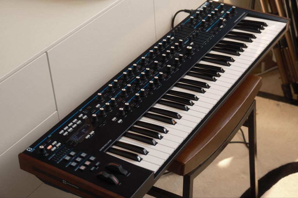 Novation Summit 16-stemmige analoge synthesizer, Muziek en Instrumenten, Synthesizers, Ophalen, Zo goed als nieuw, Overige aantallen