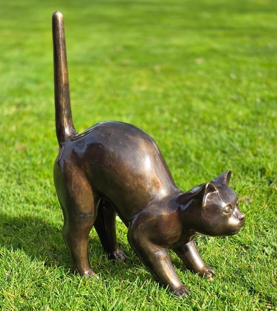 GROTE POES DIE SCHRIKT / KAT / BRONZEN TUINBEELD