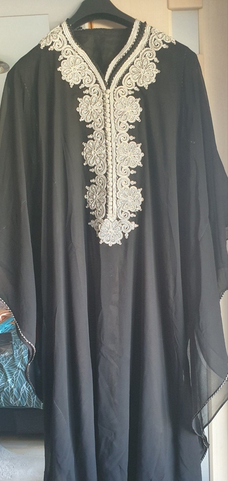Zwarte kaftan met witte borduursels, Zwart, Maat 42/44 (L), Ophalen of Verzenden, Onder de knie