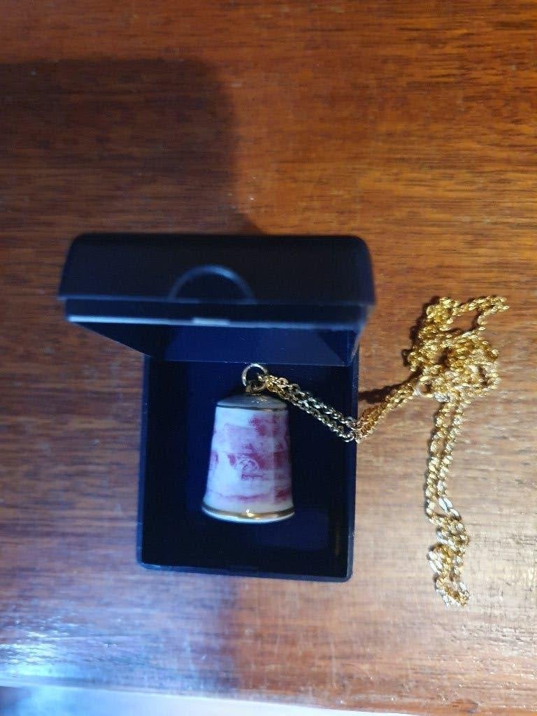 Collier met porseleinen vingerhoed, nieuw in doosje. Opstu-, Ophalen of Verzenden