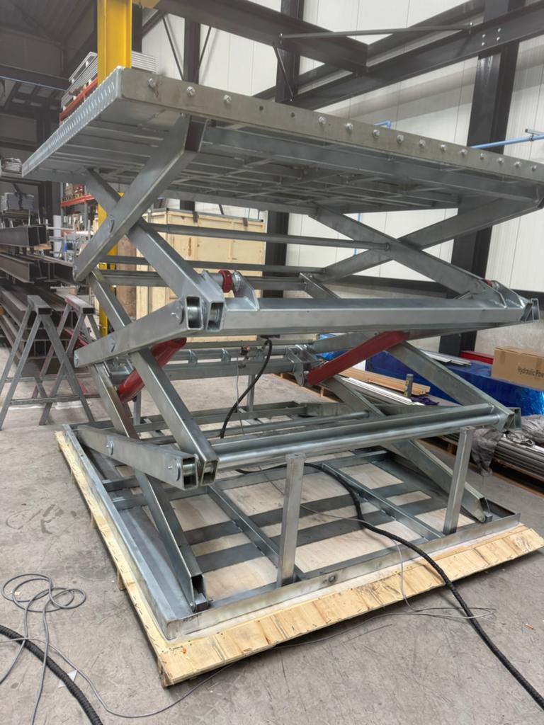 Schaarlift 2000KG, Doe-het-zelf en Verbouw, Metalen, Ophalen, Gebruikt