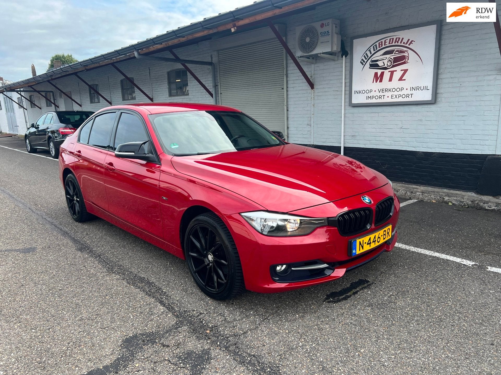 BMW 3-serie Sedan 320i Sport Edition | HARMAN/KARDON | VOSSE, Auto's, Gebruikt, 4 cilinders, Automatische klimaatregeling, Handgeschakeld