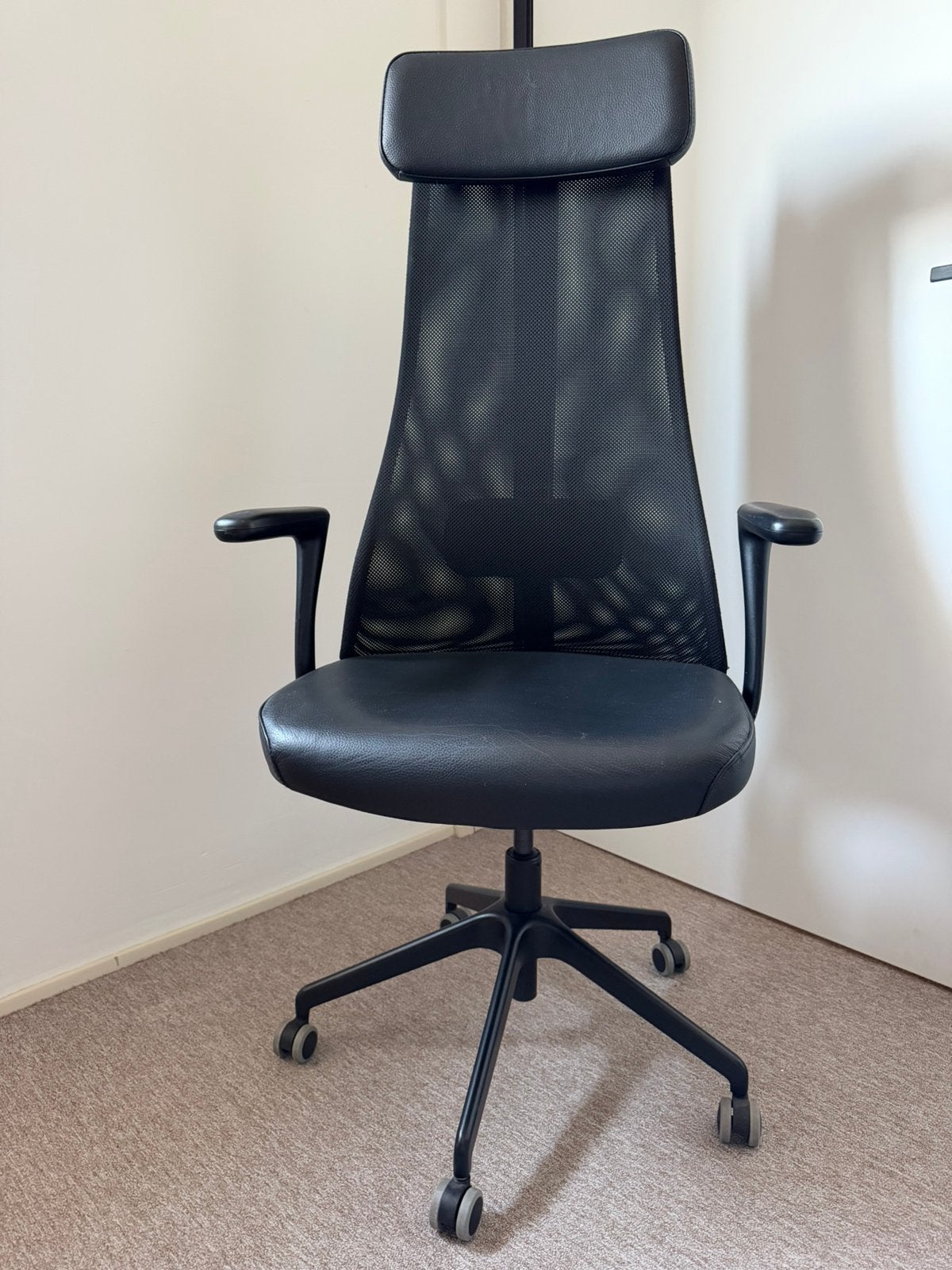 IKEA JÄRVFJÄLLET ergonomische bureaustoel zwart, Ophalen, Zo goed als nieuw, Zwart