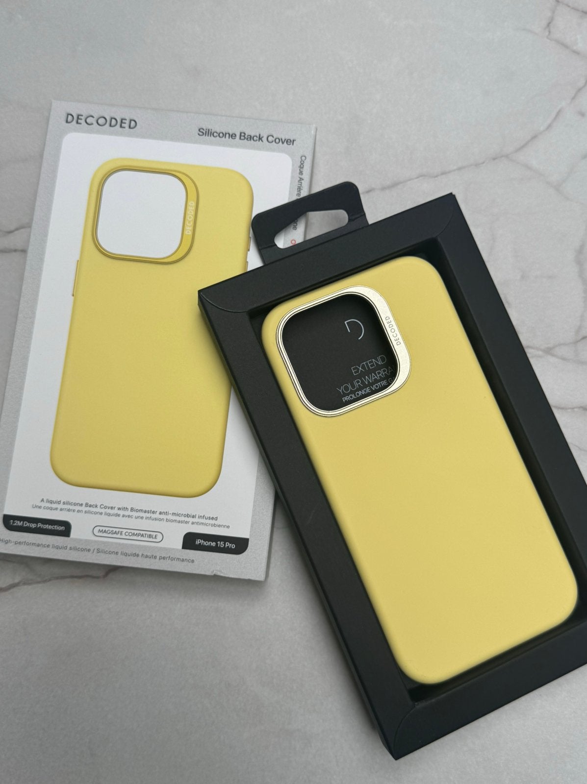 Geel iPhone 15 Pro Hoesje met Gouden Accenten, Kunststof, Rondom bescherming, Overige merken, Hoesje of Tasje