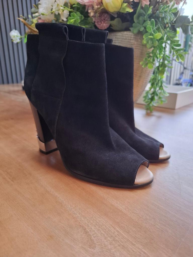 Zwarte suède Golden Goose open-teen enkellaarsjes met hak, Kleding | Dames, Schoenen, Zwart, Lage of Enkellaarzen, Golden goose