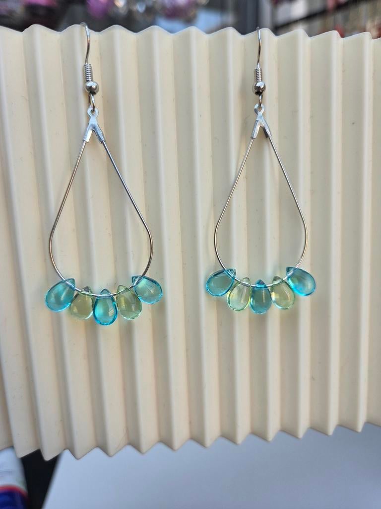 Stijlvolle oorbellen met blauw/groene glaskralen, Sieraden, Tassen en Uiterlijk, Oorbellen, Hangers, Blauw, Ophalen of Verzenden