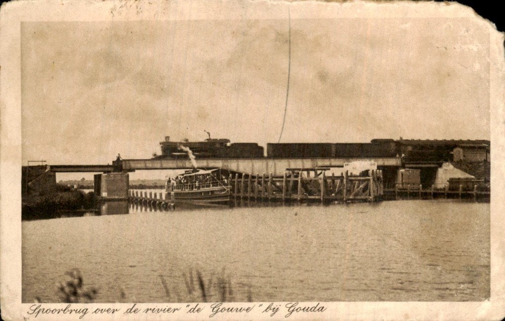 Gouda - Spoorbrug - over de Gouwe, Verzamelen, Ansichtkaarten | Nederland, Gelopen, Zuid-Holland, Voor 1920, Ophalen of Verzenden