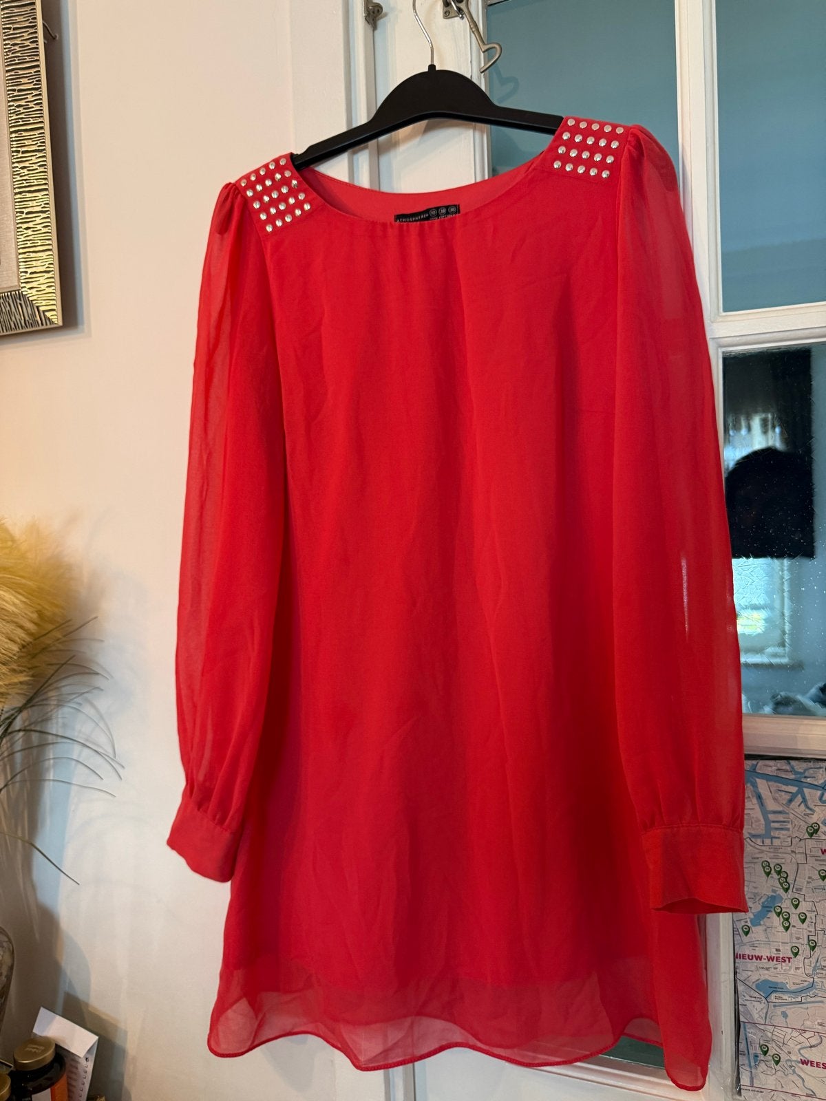 Rode jurk met studs op de schouders, Kleding | Dames, Maat 38/40 (M), Ophalen of Verzenden, Zo goed als nieuw, Boven de knie