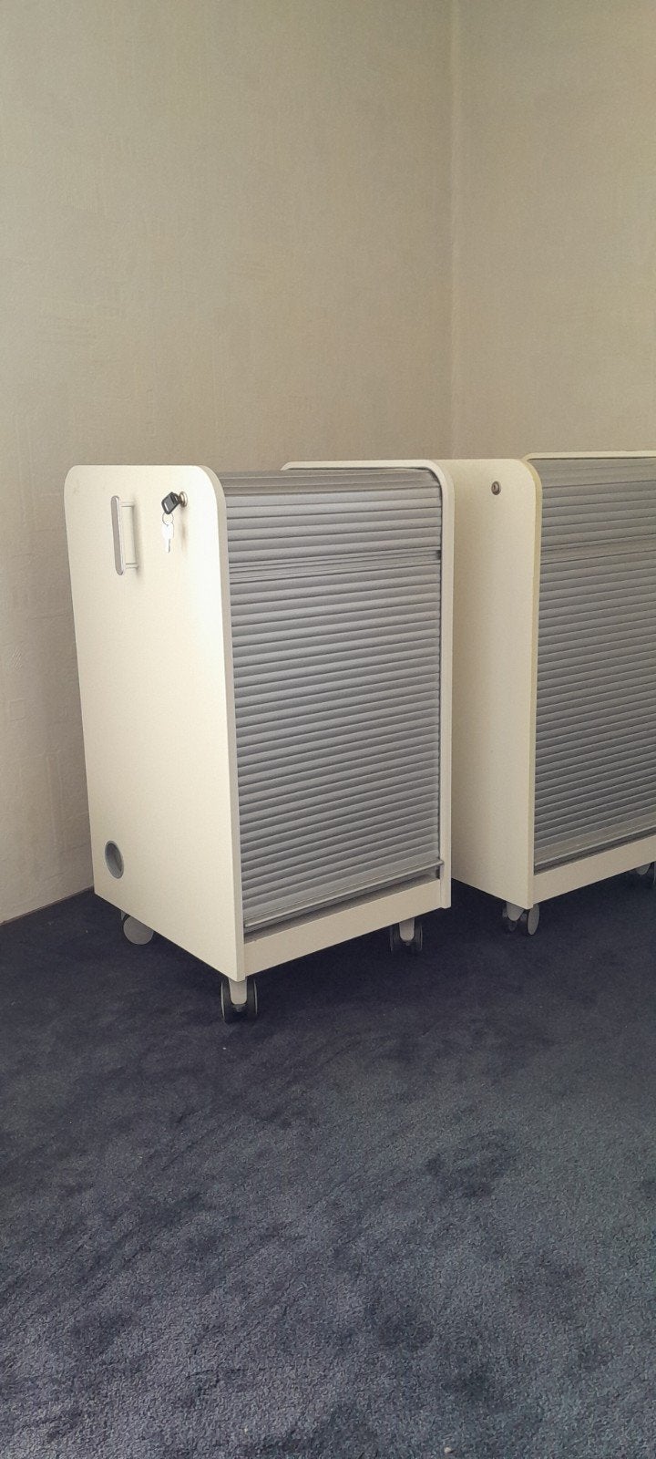 Verrijdbare archiefkasten met roldeur en slot, Ophalen, Gebruikt, Modern kantoor, 50 tot 100 cm