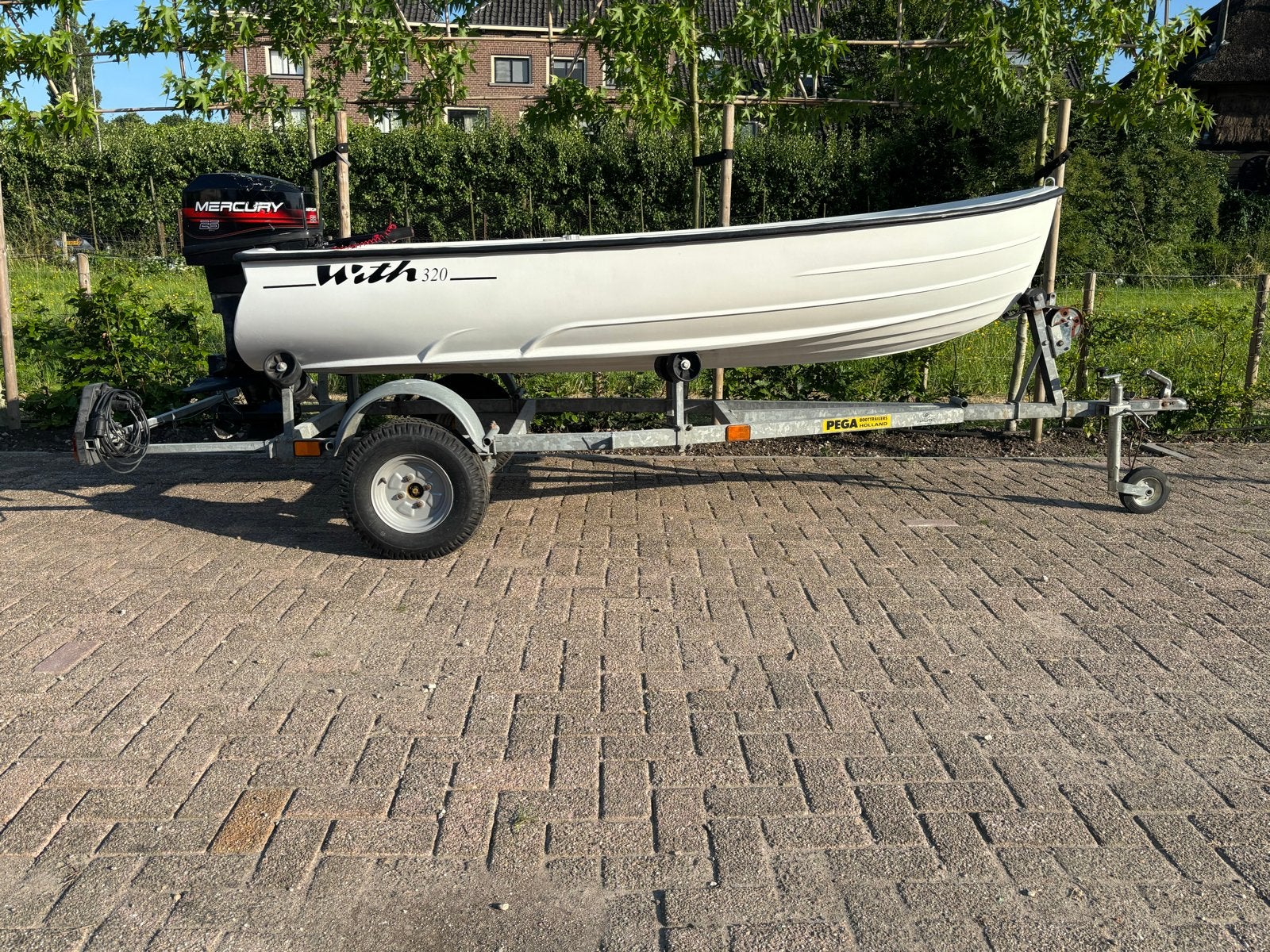 With 320 met Mercury 25pk 2 takt en Pega trailer, Watersport en Boten, Gebruikt, Buitenboordmotor, Trailer, Benzine