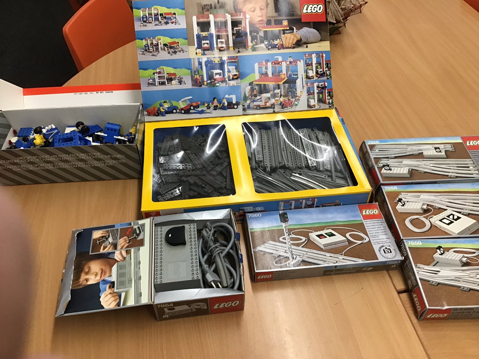 Lego trein onderdelen trafo, sein stel, 4 wissels en auto’s, Ophalen, Gebruikt, Lego