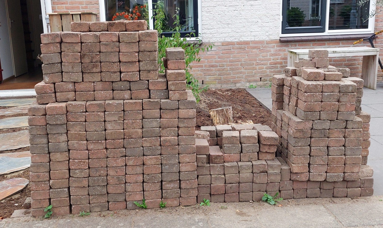 Gratis: koppelstones (10,5 m²) en klinkers (1,5 m²), Tuin en Terras, Ophalen, Gebruikt, Klinkers, 10 m² of meer