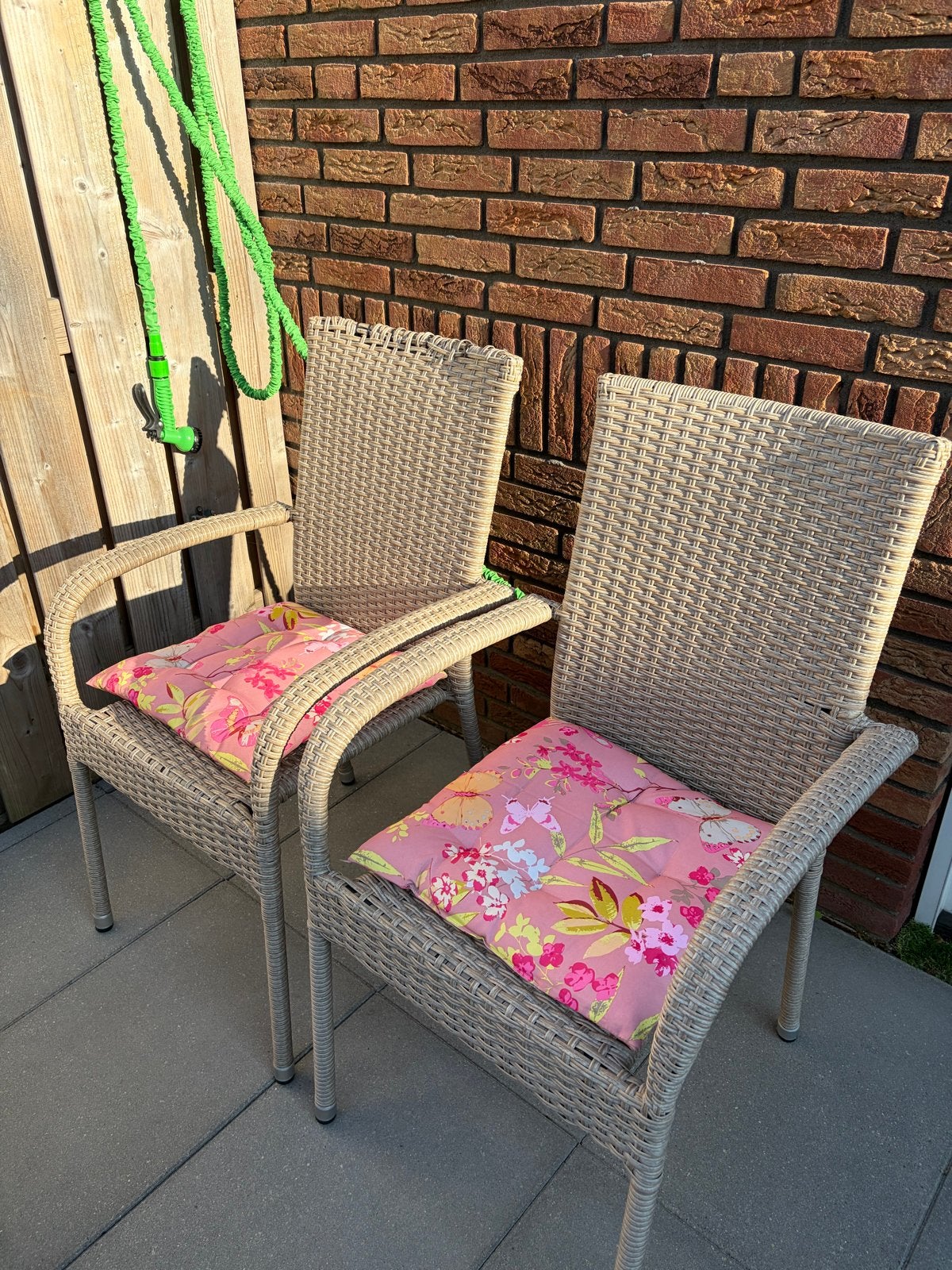 2 taupe stapelbare tuinstoelen met lichte mankementen, Ophalen, Gebruikt, Wicker, Stapelbaar