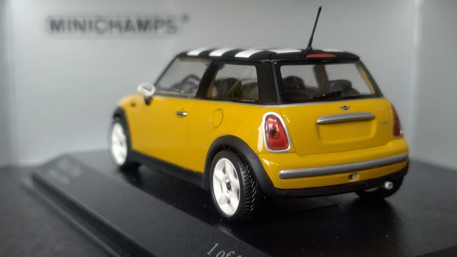 Mini Cooper r50 yellow 1:43 Minichamps Pol, Auto, Verzenden, ., Nieuw