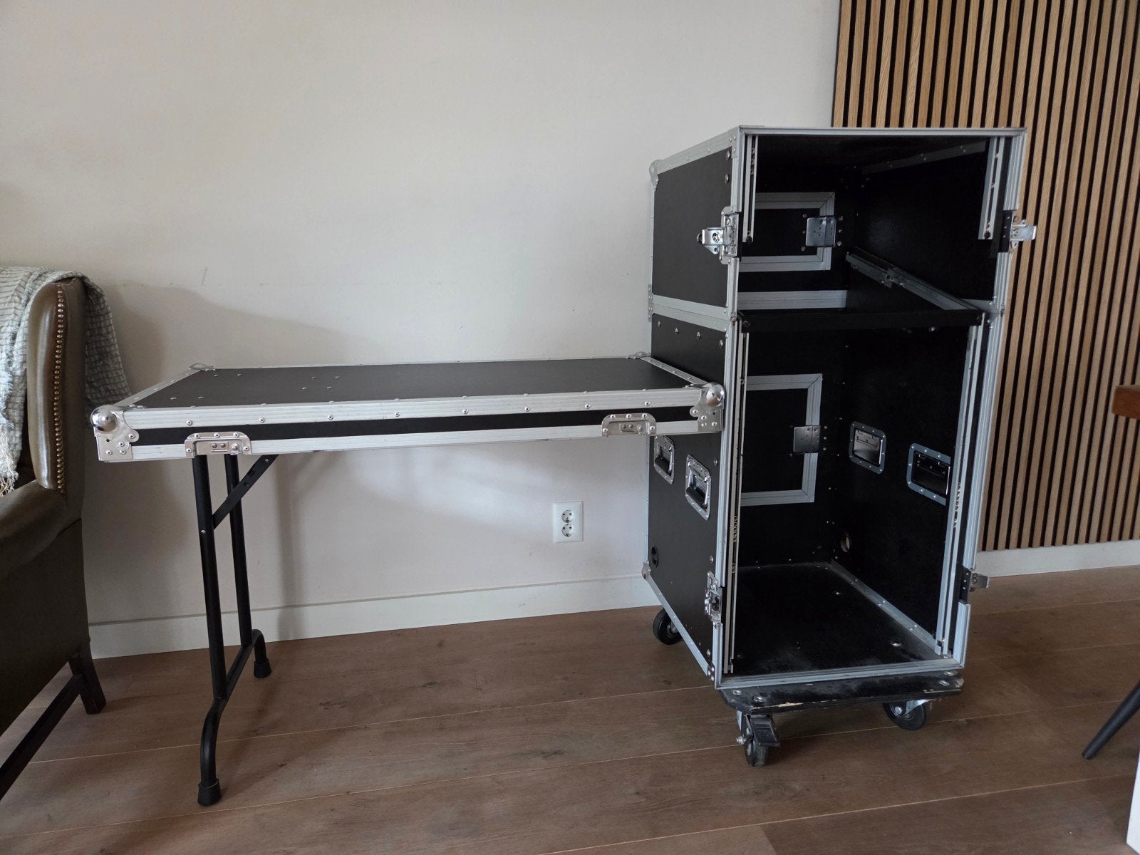 Flightcase met uitschuifbaar werkblad en opbergruimte, Ophalen, Gebruikt, Overige instrumenten, Flightcase