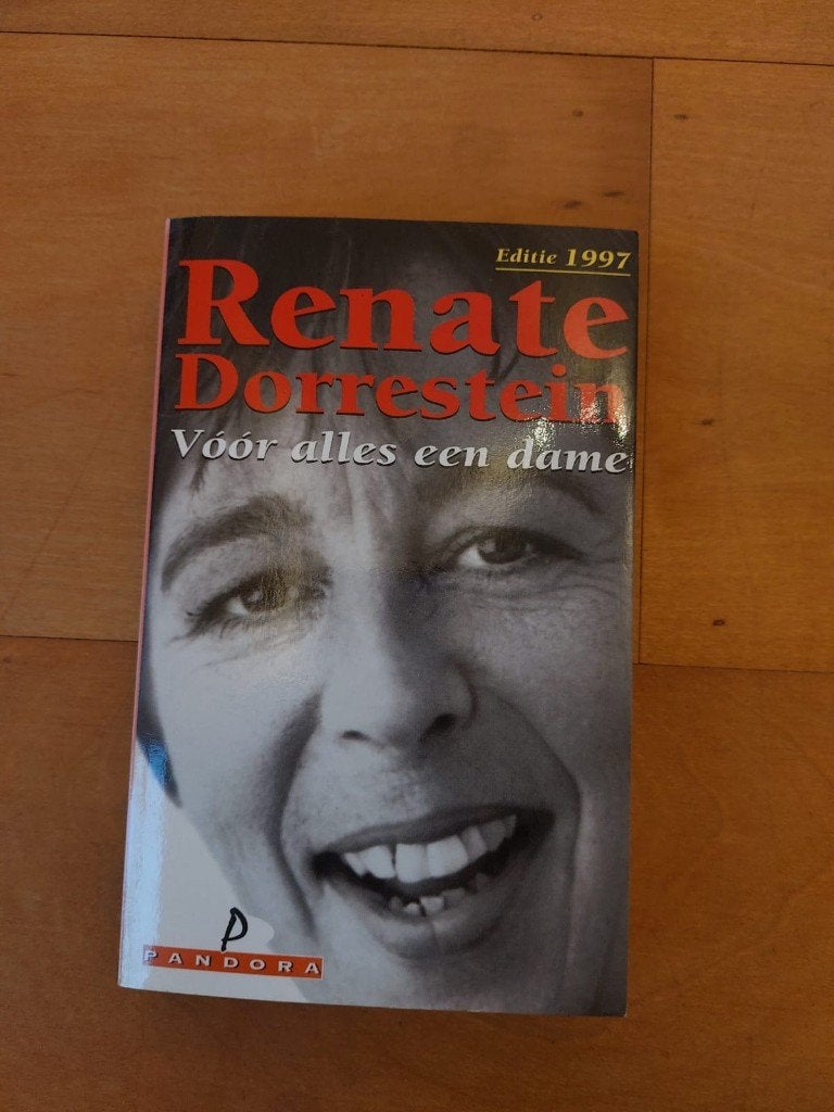 Vóór alles een dame, Boeken, Romans, Renate Dorrestein, Ophalen of Verzenden, Zo goed als nieuw, Nederland