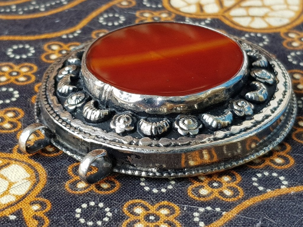 Mooie oude hanger uit Nepal van zilverbrons met steen 6 cm., Antiek en Kunst, Kunst | Niet-Westerse kunst, Zilver, Sieraad, Ophalen of Verzenden