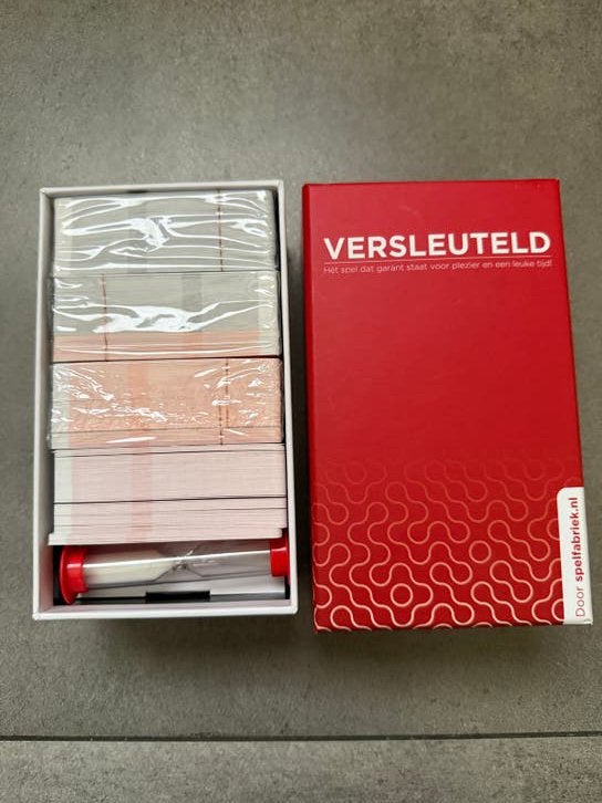VERSLEUTELD: Het spel dat garant staat voor plezier, Hobby en Vrije tijd, Ophalen of Verzenden, Zo goed als nieuw