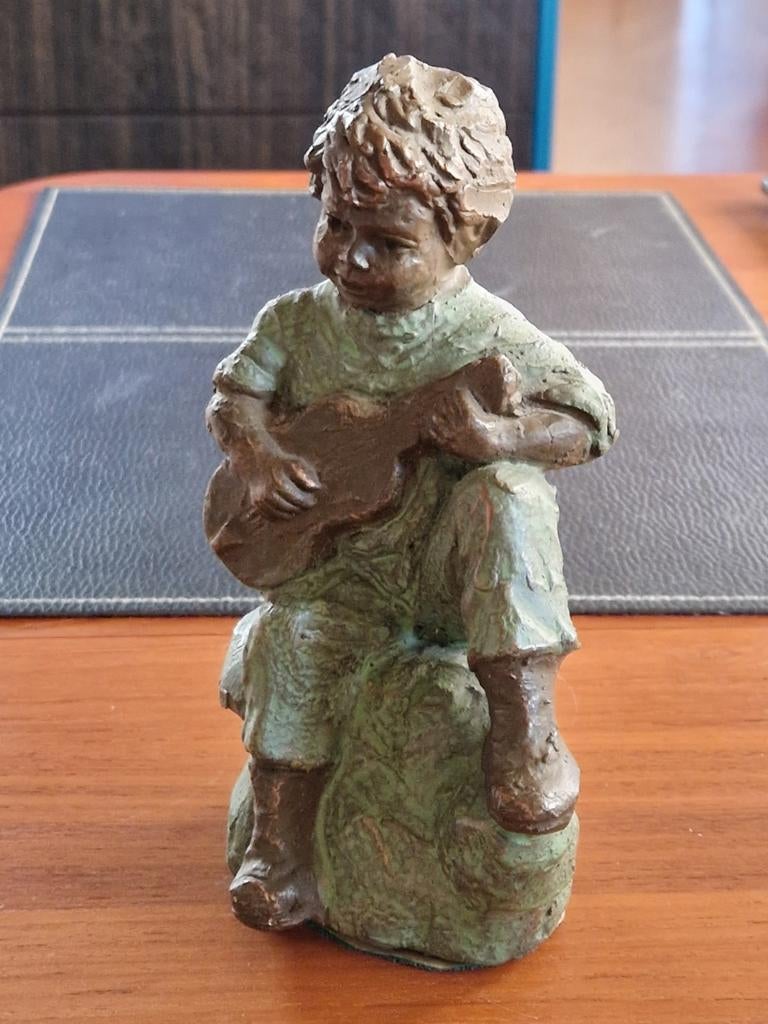 Geert Kunen Skulptuur /Beeldje Jongen met gitaar, Verzamelen, Ophalen of Verzenden, Zo goed als nieuw, Mens