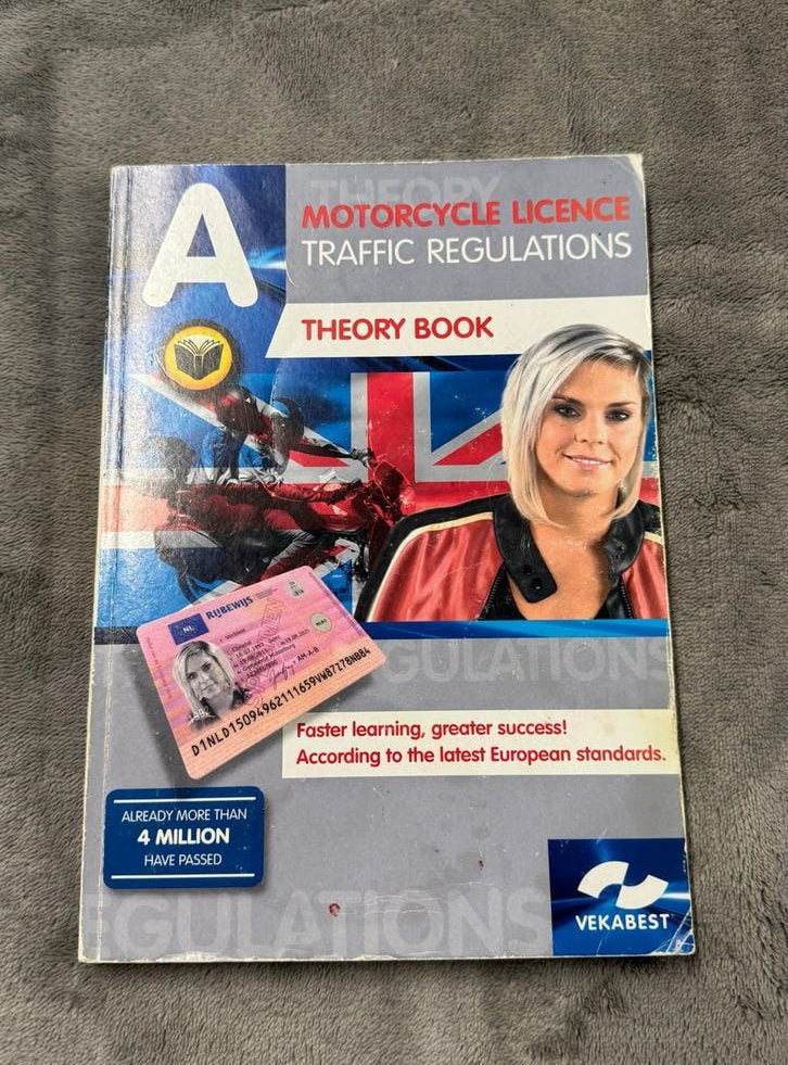 Theorieboek motorrijbewijs Engels - VekaBest, Boeken, Studieboeken en Cursussen, Ophalen of Verzenden, Gelezen, Overige niveaus