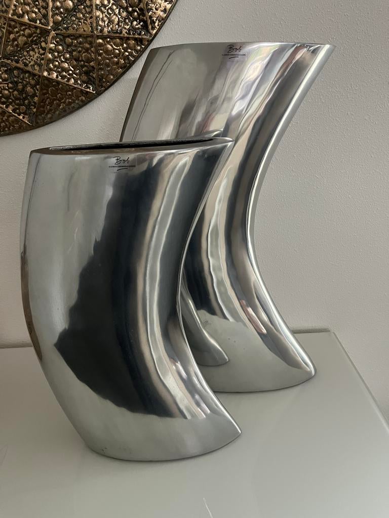 Set van 2 BoB Design Vazen - Aluminium €50, Overige materialen, Overige kleuren, 50 tot 75 cm, Ophalen of Verzenden