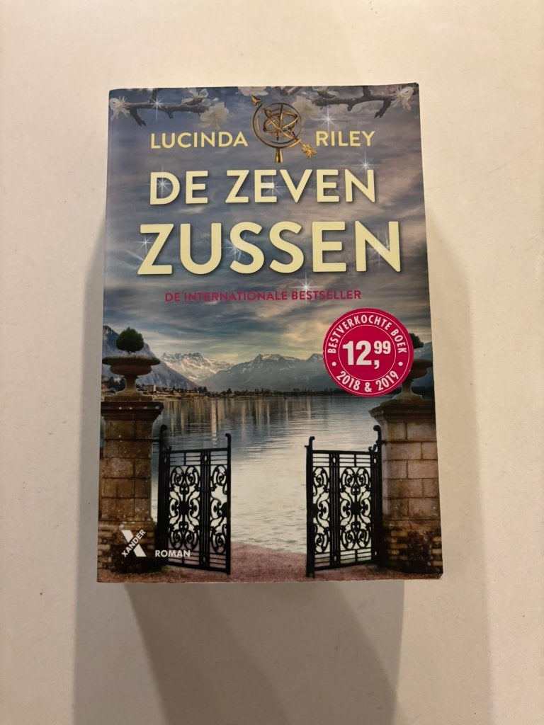 De zeven zussen - lucinda riley - softcover roman boek!, Boeken, Ophalen of Verzenden, Zo goed als nieuw, Lucinda Riley