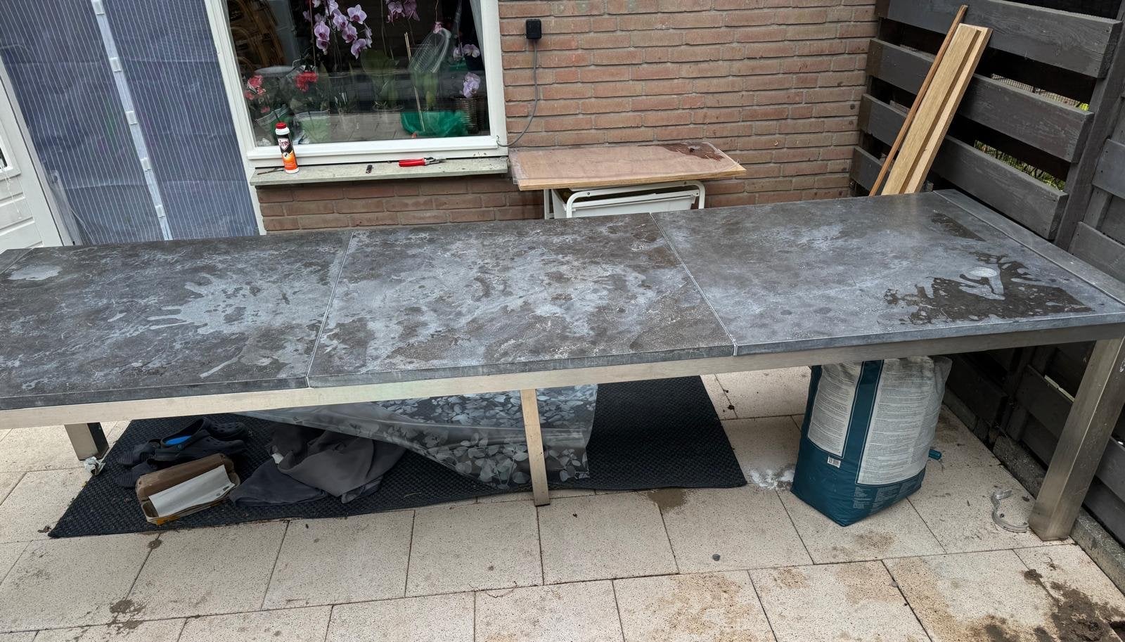 Robuuste tuintafel met stenen blad en metalen onderstel, Tuin en Terras, Tuintafels, Ophalen, Gebruikt, Rechthoekig, Metaal
