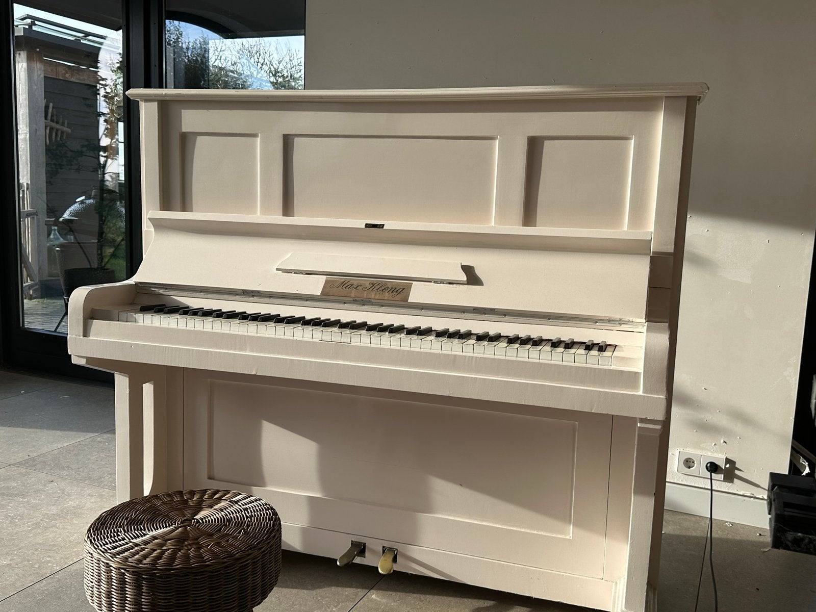 Mooie witte piano Max Klieng, voor 2 kratten Affligem bier., Ophalen, Gebruikt, Wit, Piano