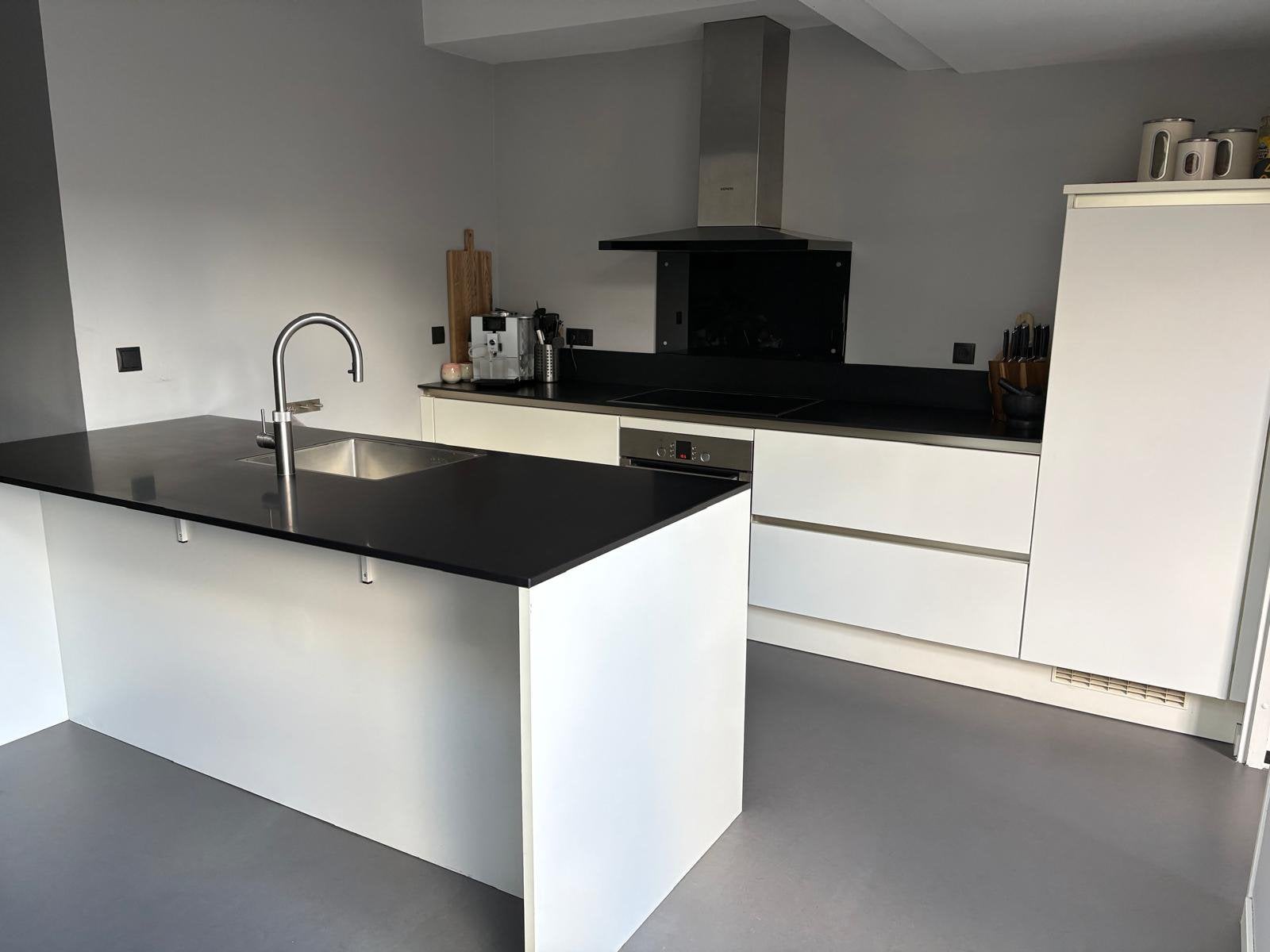 Moderne witte keuken + apparatuur beschikbaar op 16 oktober, Huis en Inrichting, Keuken | Complete keukens, Ophalen, Gebruikt