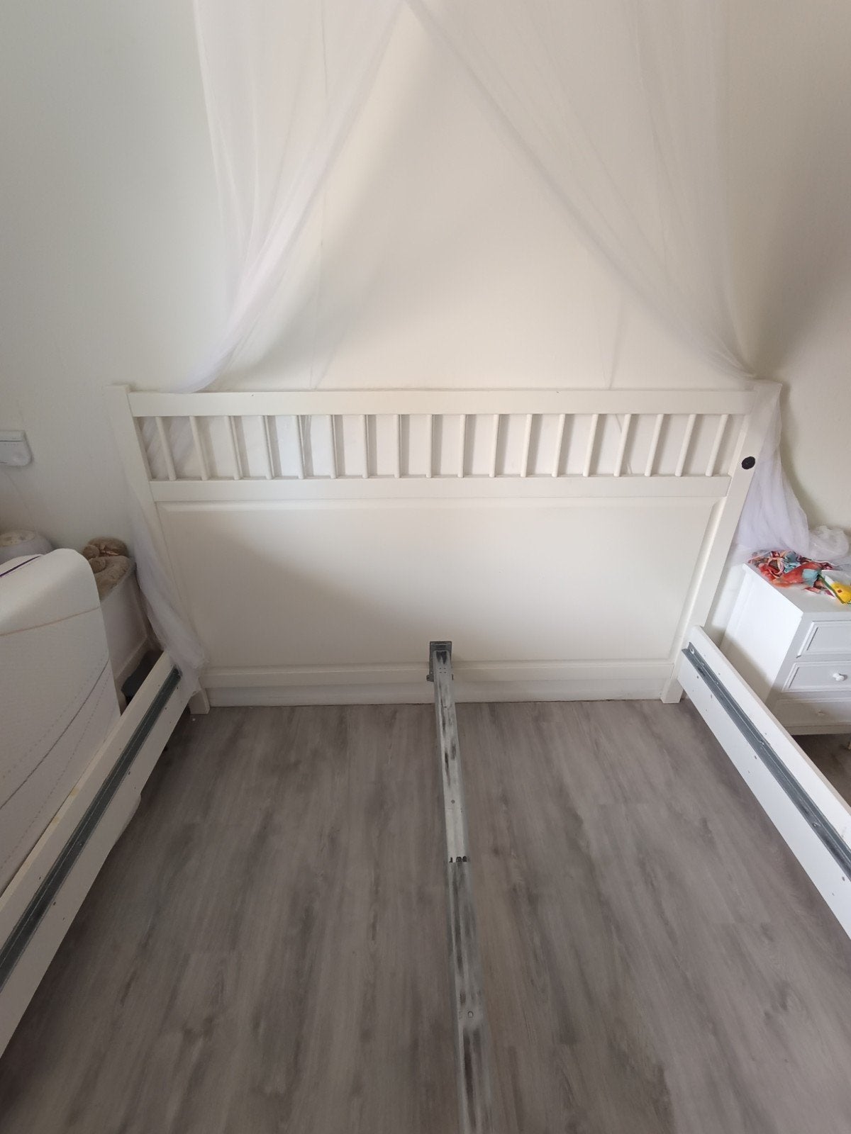 Gratis Ikea 2-persoons bedframe (excl. lattenbodem), Ophalen, Gebruikt, Modern, Speels, Wit