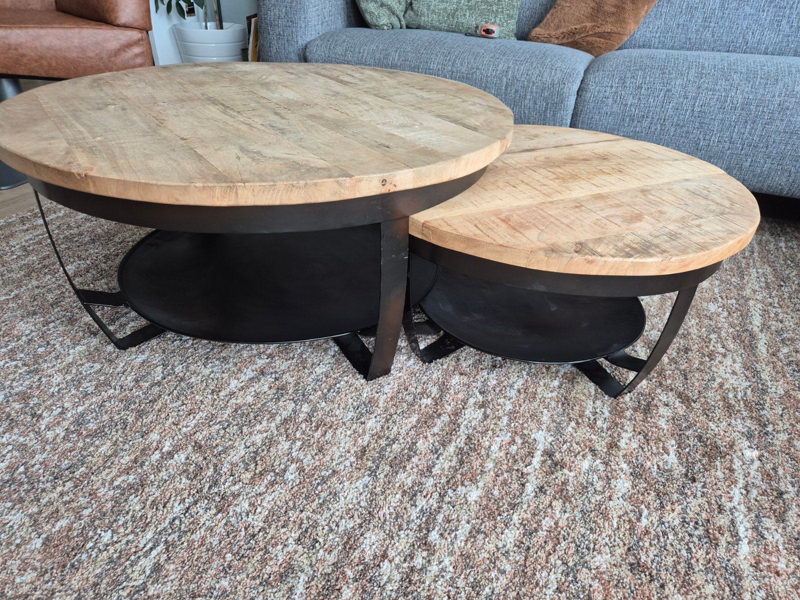 Set van 2 ronde salontafels, mangohout en metaal, Ophalen, Gebruikt