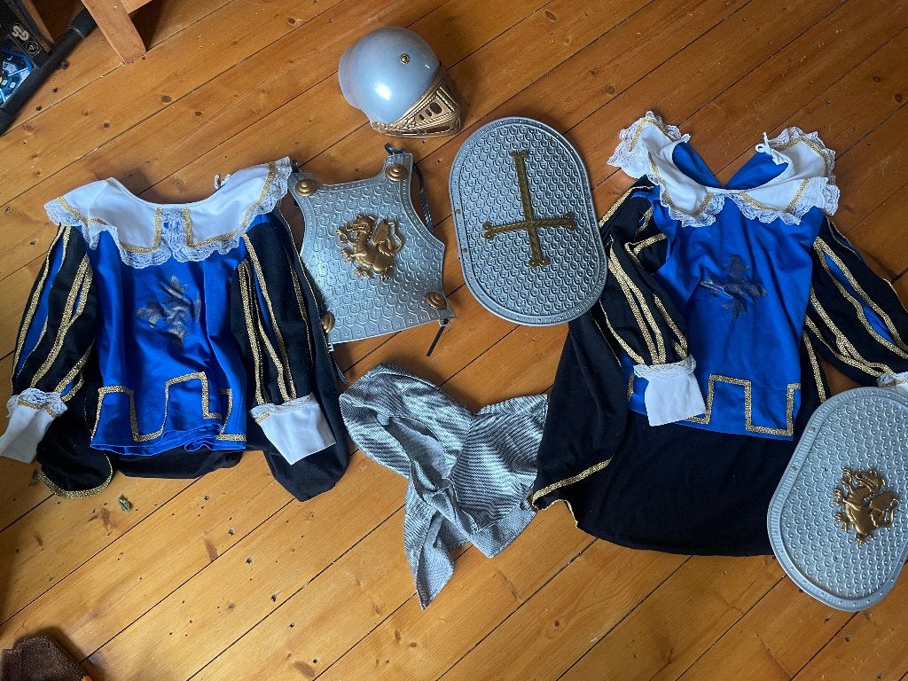Ridderpak maat 128 en 140 carnaval verkleedkleren, Ophalen, Zo goed als nieuw, 122 t/m 128, Jongen of Meisje