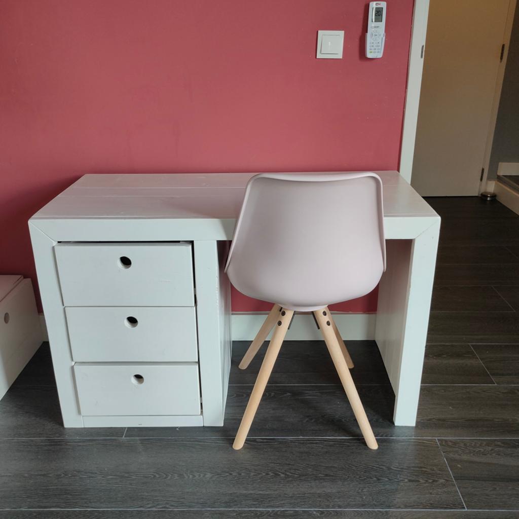 Wit bureau met oud roze stoel, Ophalen, Tafel(s) en Stoel(en)