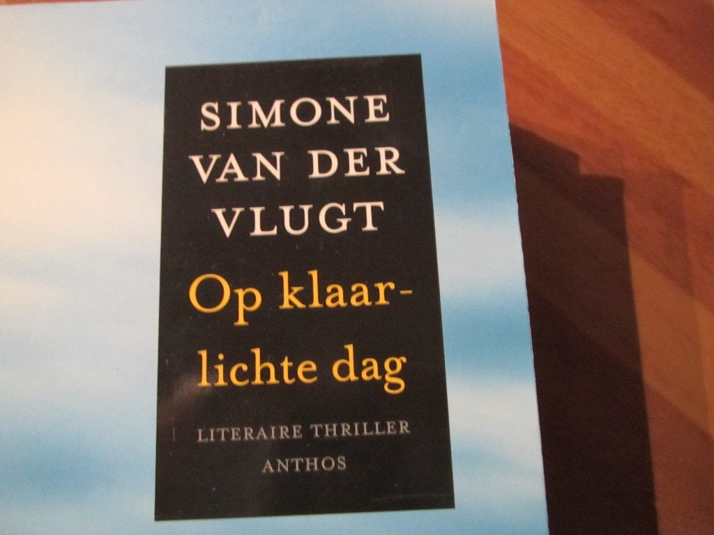 Op klaarlichte dag.. Simone v/d Vlugt., Boeken, Ophalen, Zo goed als nieuw