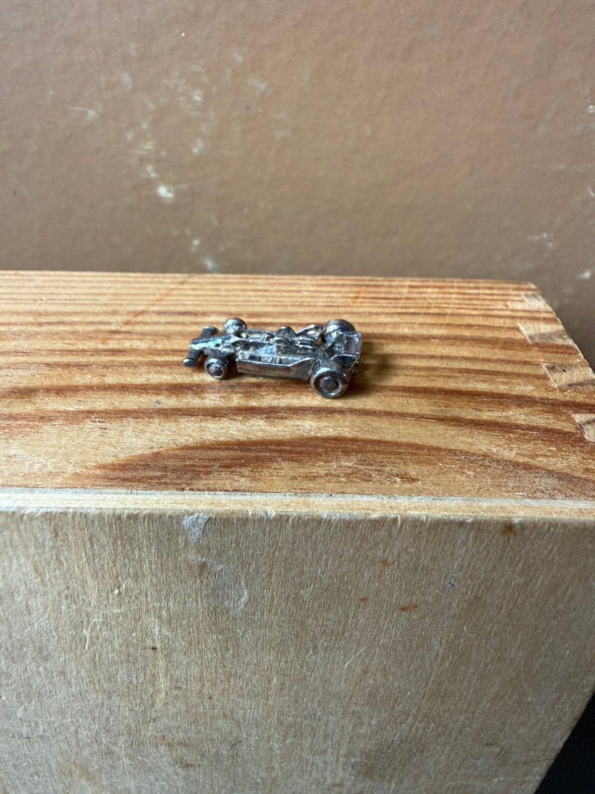 Racewagen - 2.4cm lang - metaal zelver ??, Verzamelen, Poppenhuizen en Toebehoren, Zo goed als nieuw, Poppenhuis, Ophalen of Verzenden