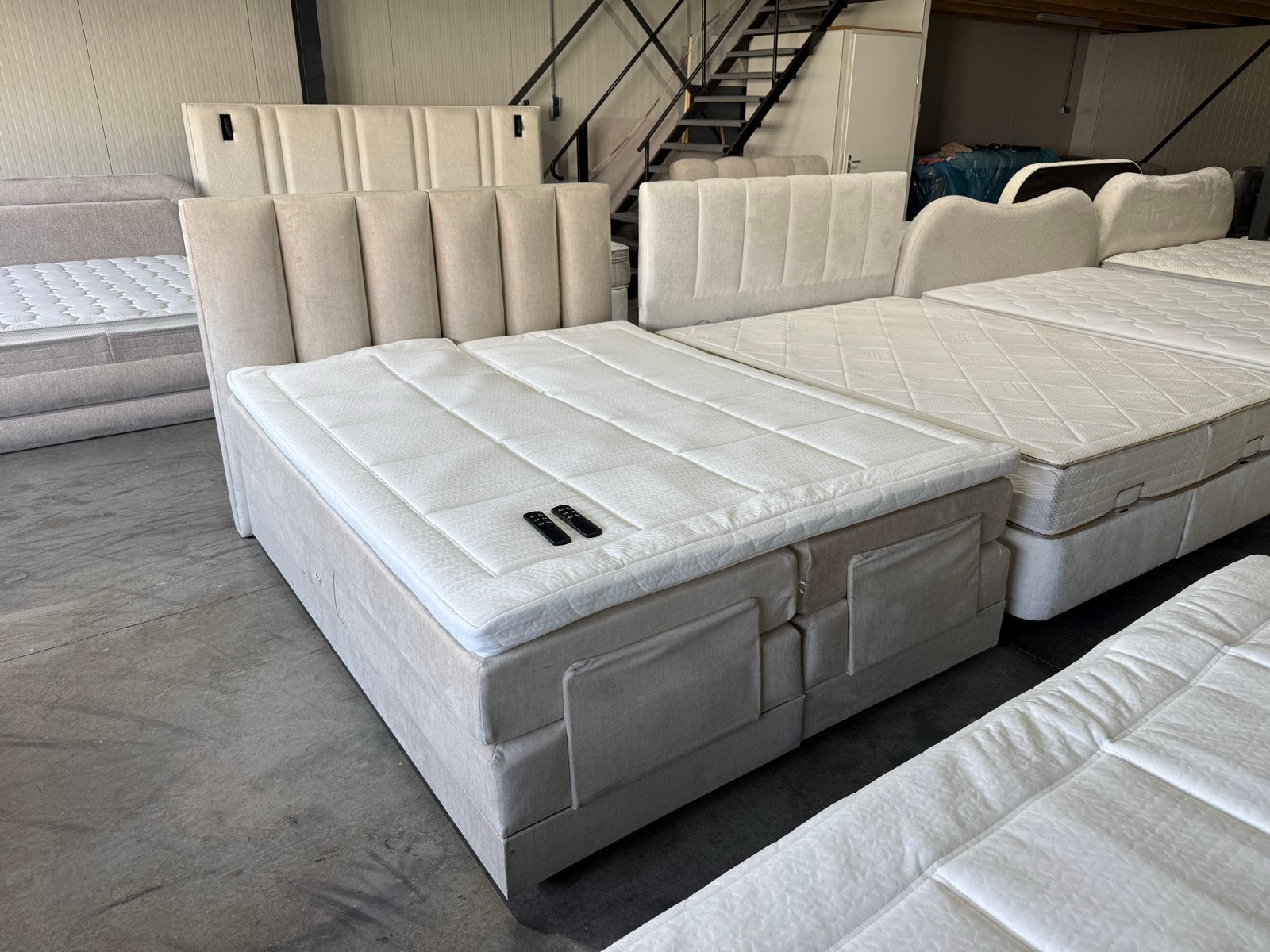Elektrisch beige boxspring 160X200 incl. luxe topper, Ophalen, Verstelbaar, Beige, 140 cm