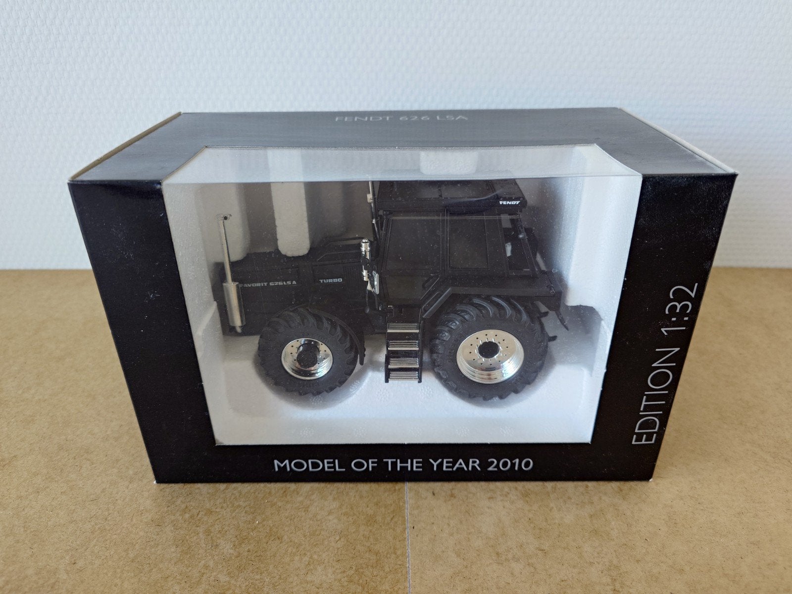 Fendt 626 LSA Black Beauty 1:32 Schuco, Ophalen of Verzenden, Nieuw, Tractor of Landbouw, Universal Hobbies
