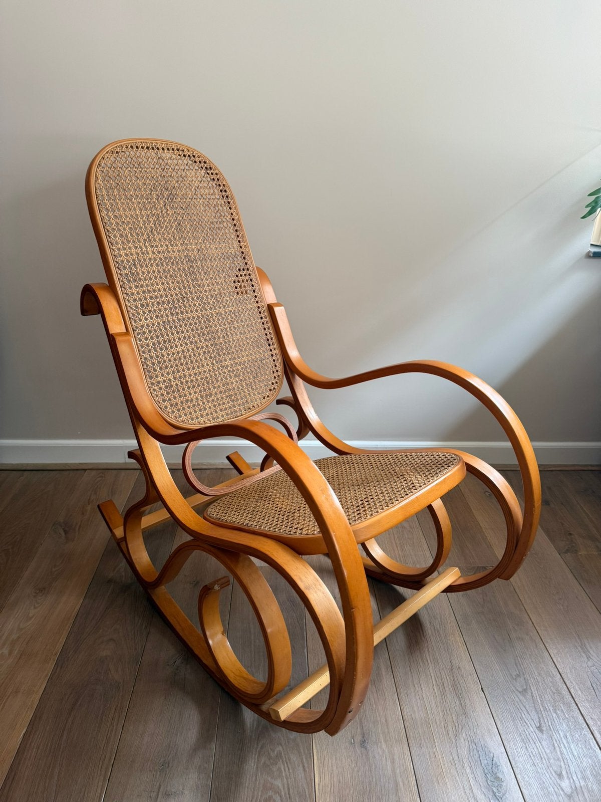Vintage Thonet schommelstoel – gebogen hout & rotan, Antiek en Kunst, Antiek | Meubels | Stoelen en Banken, Ophalen