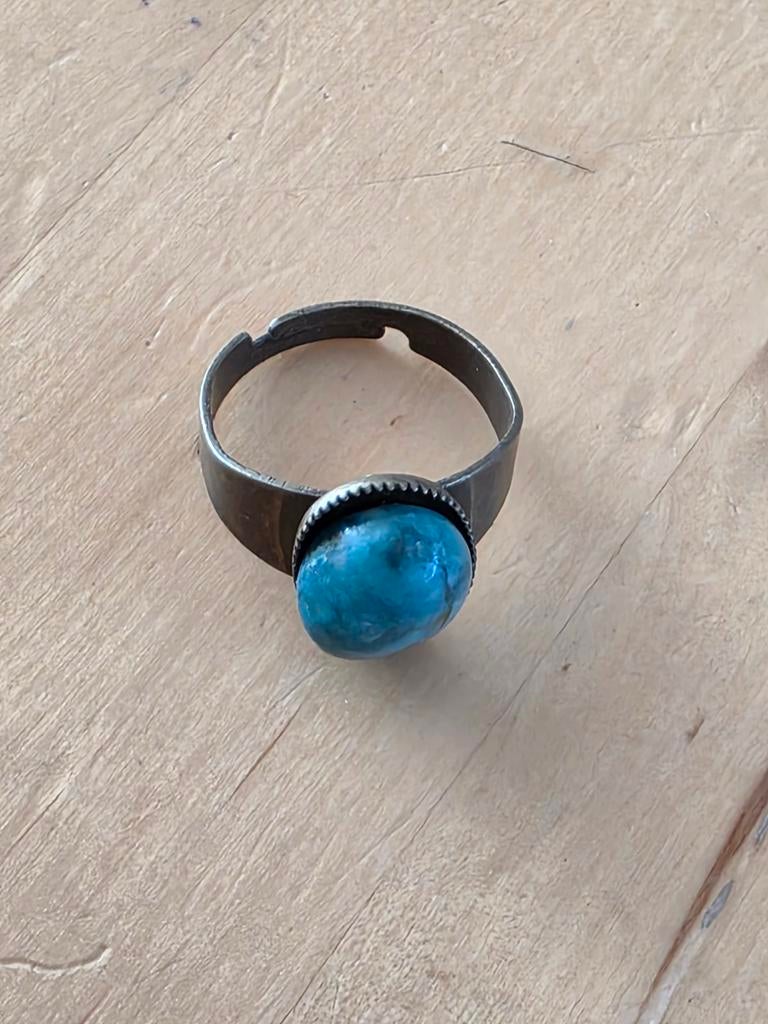 Verstelbare ring met blauwe steen, Sieraden, Tassen en Uiterlijk, Ringen, Overige materialen, Gebruikt, Blauw, Onbekend