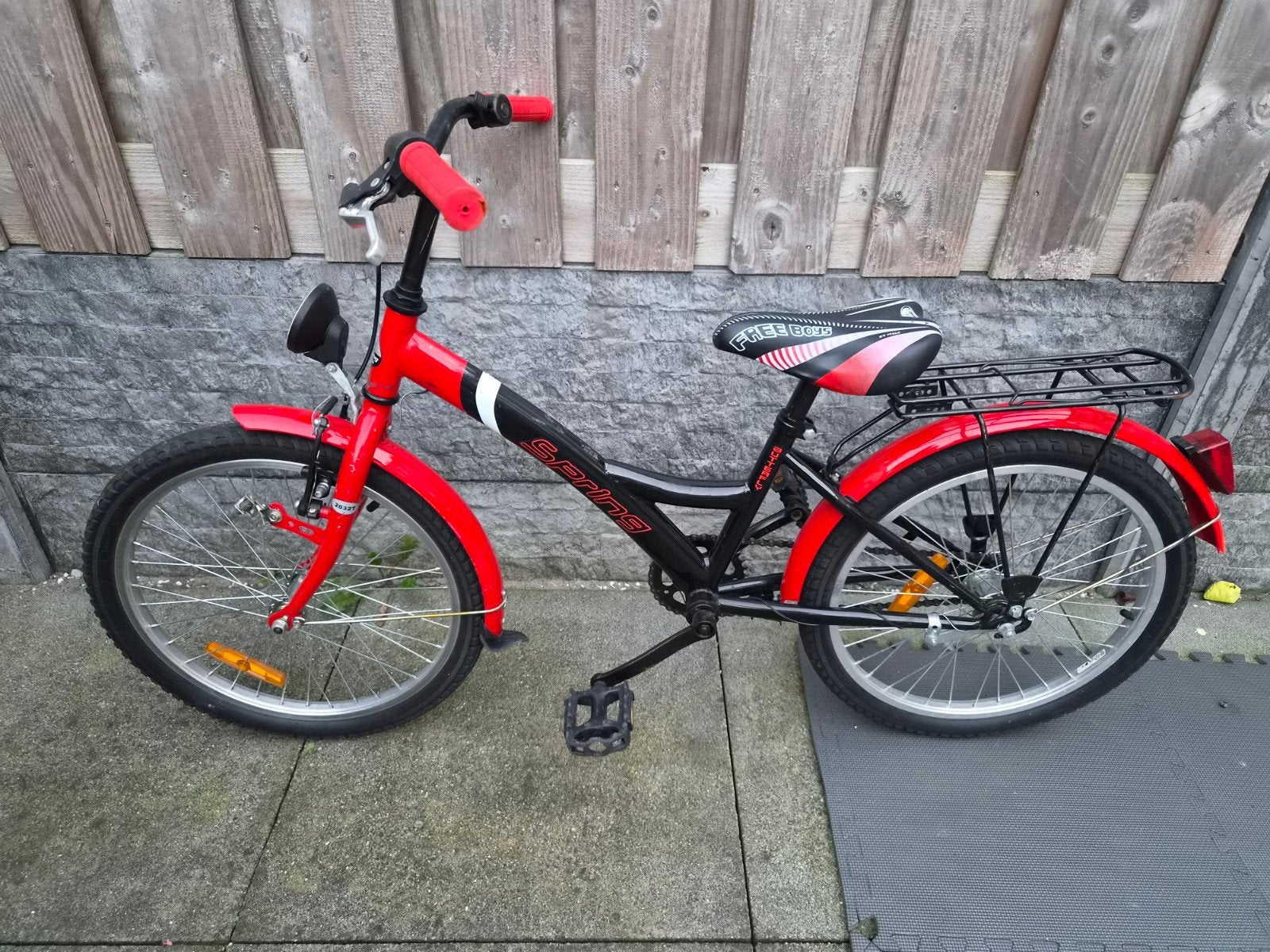 Kinderfiets 20 inch - Zwart/Rood, Ophalen of Verzenden, Gebruikt, Velgrem, 20 inch of meer