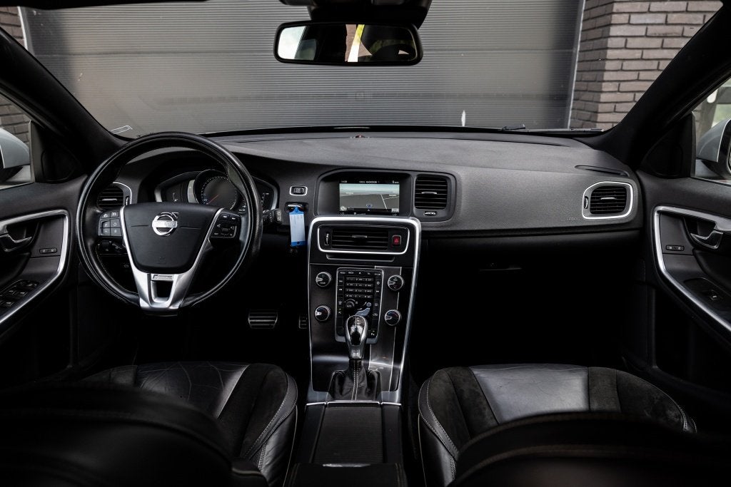 Volvo V60 1.6 T3 R-Design | Alcantara | PDC | Trekhaak |, Auto's, Volvo, Gebruikt, Zwart, 4 cilinders, 1600 kg