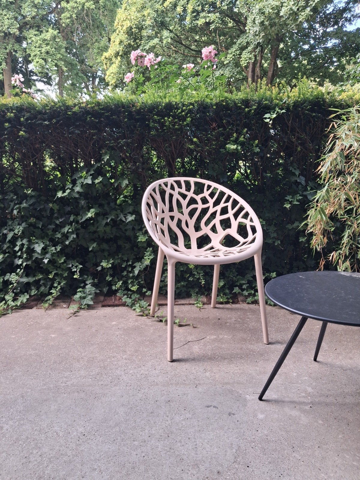 2 moderne tuinstoelen met organisch design, Kunststof, Zo goed als nieuw, Stoel, Tuinset