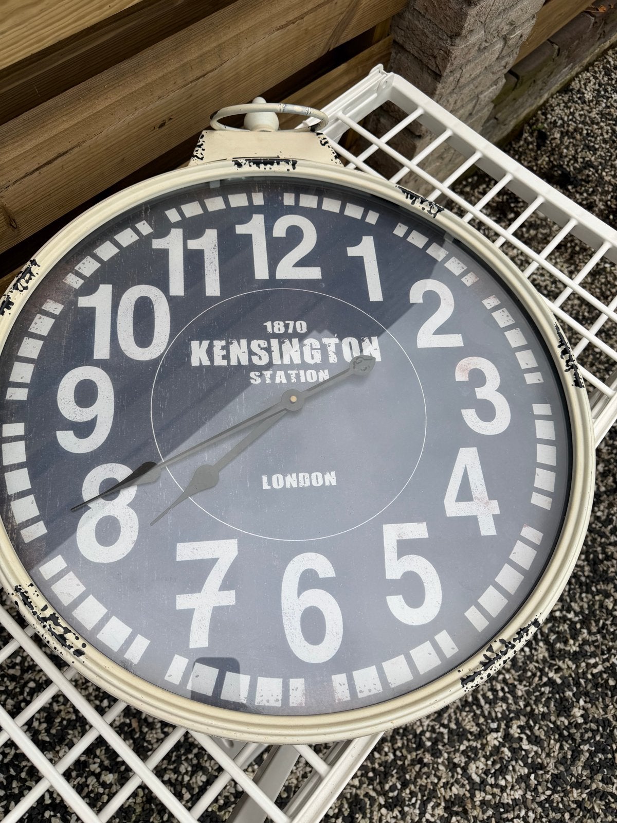 Grote wandklok Kensington Station London, Ophalen