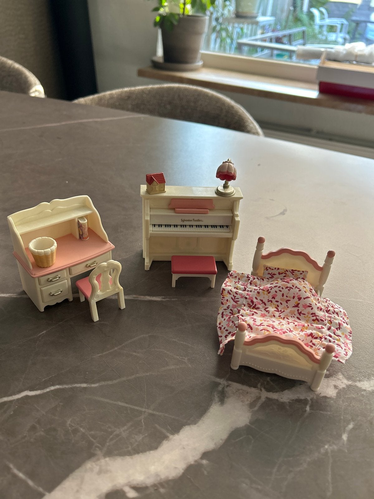 Sylvanian Families meubels: bureau, piano, bed, Ophalen of Verzenden, Zo goed als nieuw, Toebehoren