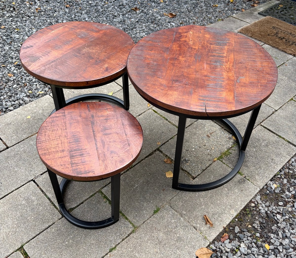 3 Bijzettafels mango houtenblad & zwart metalen onderwerk, Ophalen, Minder dan 50 cm, Gebruikt, Rond